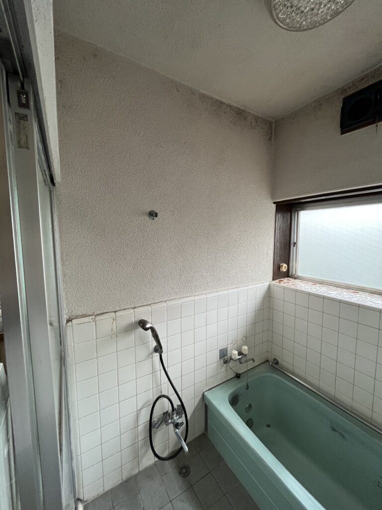 タイル張りは冬場は足元がとても冷たいですよね…。