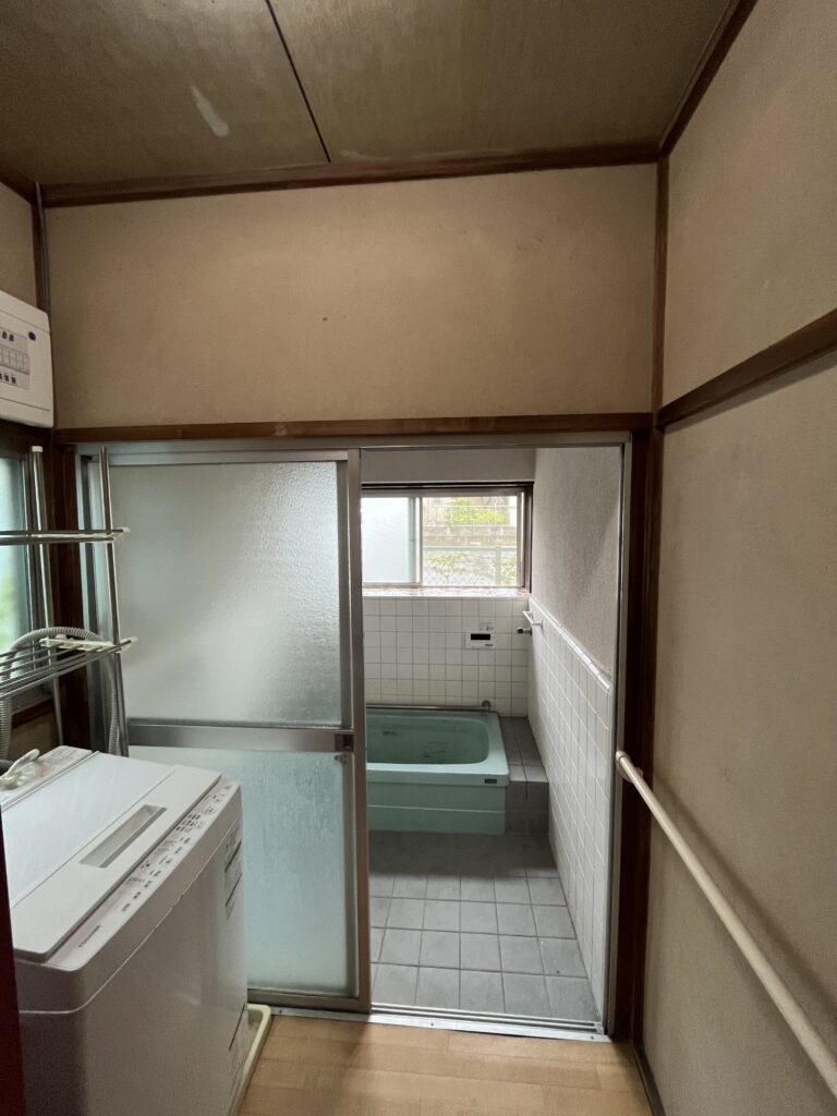 引き戸式の浴室扉です。