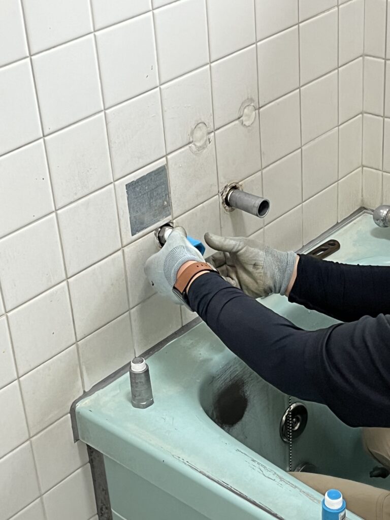 宅内でお水が使えなくなってしまうと不便なので仮設プラグで水を止めます。