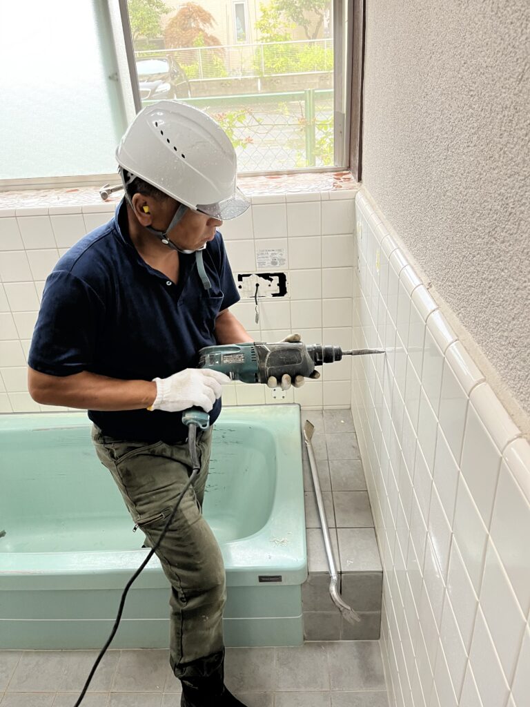 有効寸法を取るために既設のタイルを斫ります。