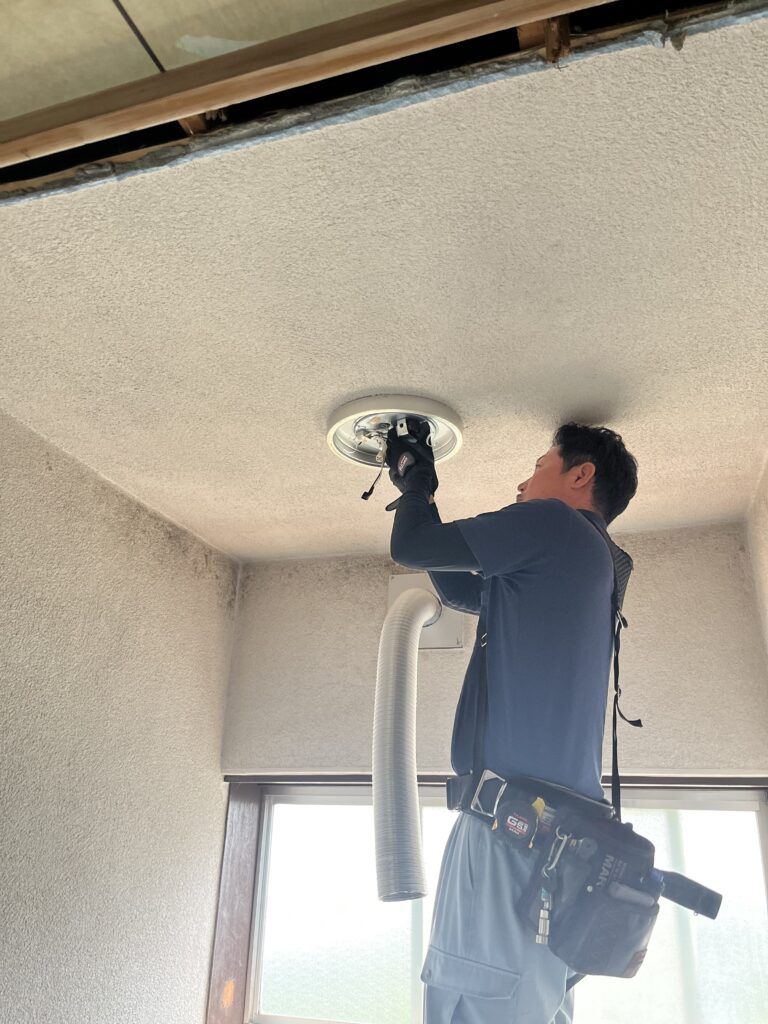 合間に電気工事も行います。