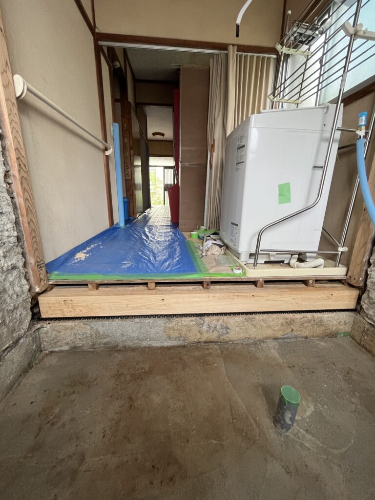 先ほどの腐食していた木部もきちんと交換しました。また、洗濯機のホースも排水のパイプに届くよう調節しました。