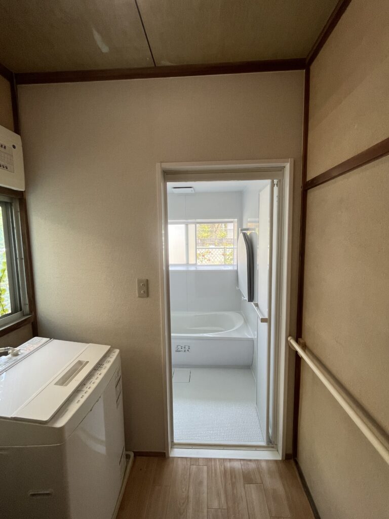 クロスも既存の壁と同系色にすることによって調和がとれて落ち着いた脱衣所に仕上がりました。