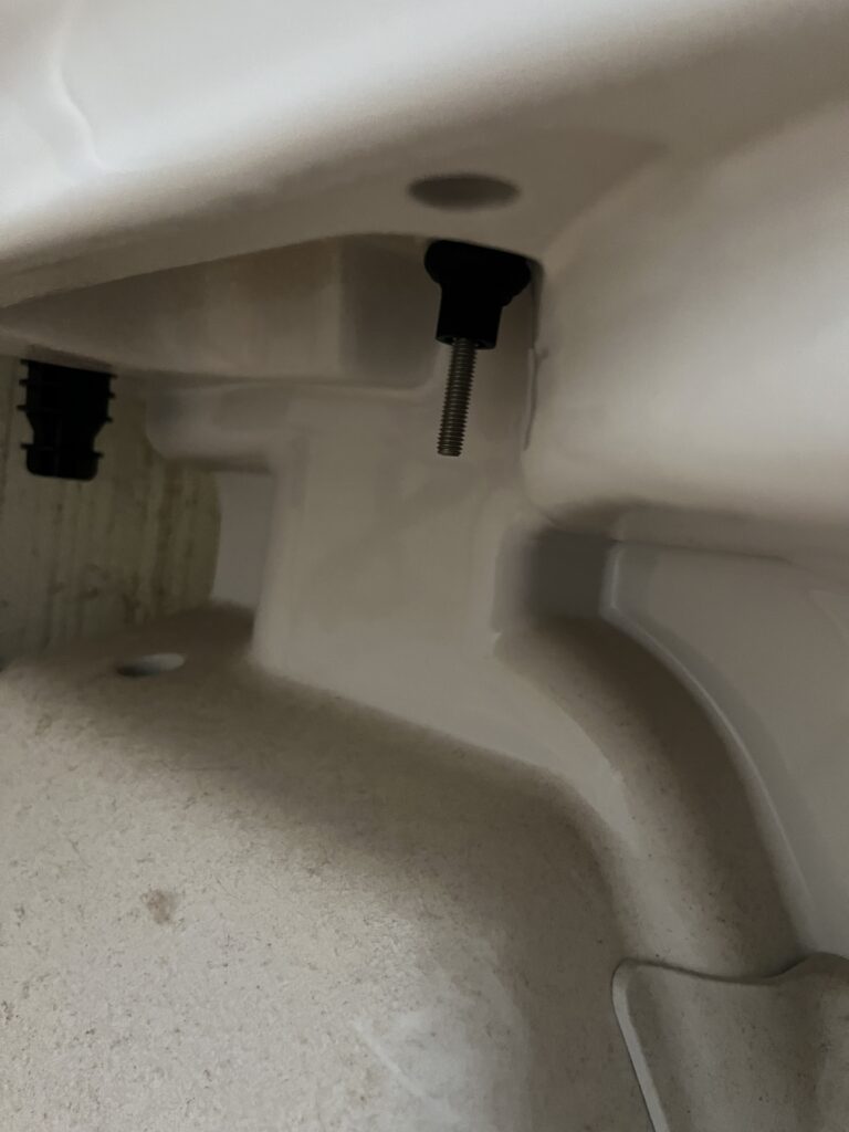 便座は便器に専用の取付部品を使用して固定してあります。