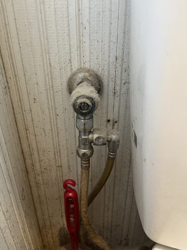 止水栓からの分岐金具も交換します。