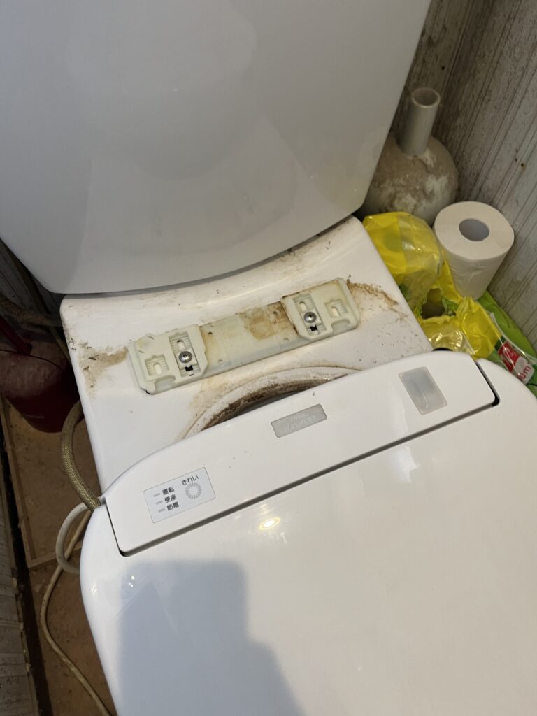 サイドにあるボタンを押しながら手前に引くと便座が外せます。