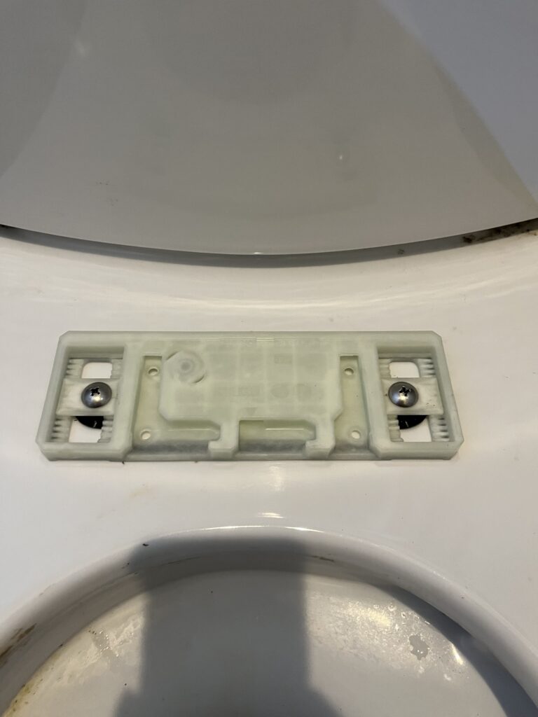 新しい便座用の固定部品を取り付けます。