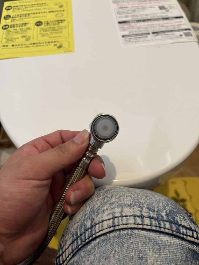 便座に給水するためのホースを分岐金具に取り付けます。