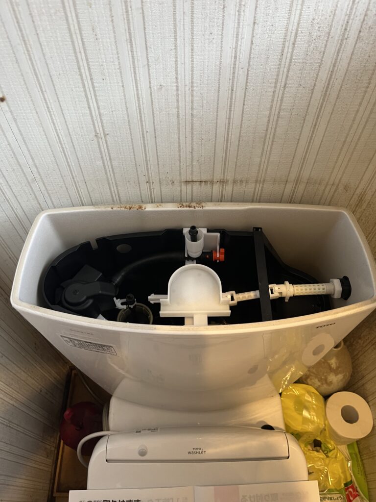 今回の便座は自動洗浄機能付きなのでタンク内部にも部品を取り付けます。