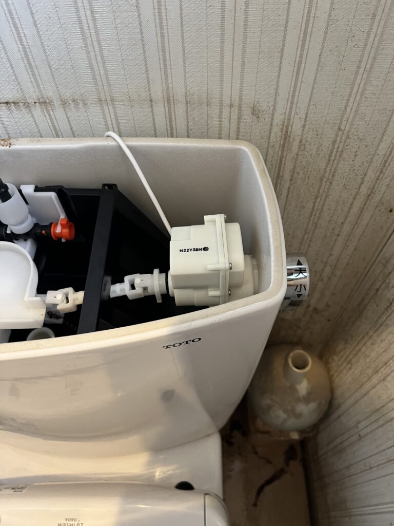 既存の流すレバー部の間にセットします。