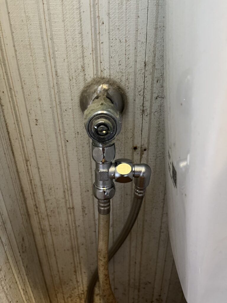 便座に給水するためのホースを分岐金具に取り付けます。