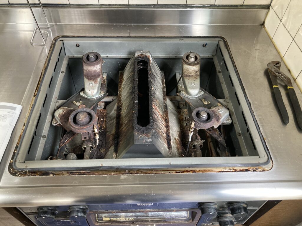 現行品のビルトインコンロは持ち手があり、上の開口部から撤去・設置をするのですがこのコンロには持ち手がありませんでした。