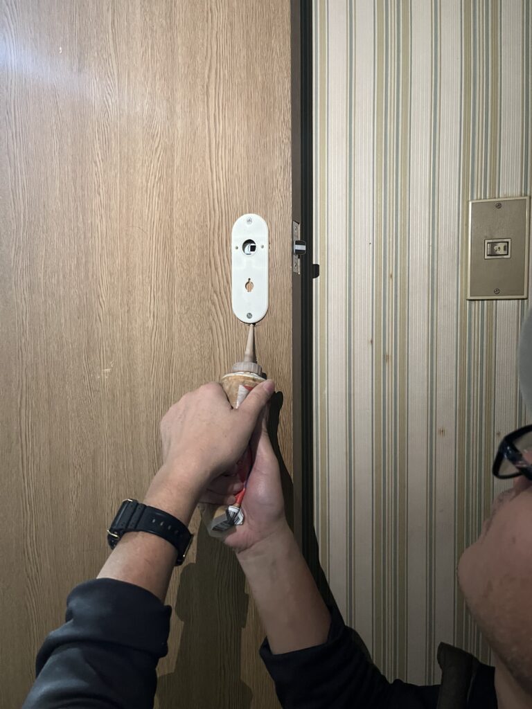 既存のレバーハンドルと微妙にサイズが違い、少しだけ穴が見えてしまうのでドアと同系色のコークボンドを使い穴を塞ぎます。