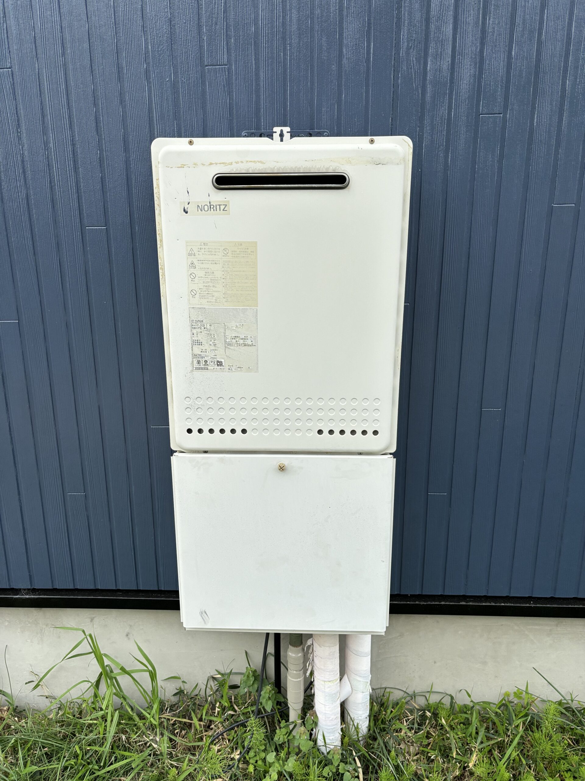 水戸市酒門町で配管カバー付きのガス給湯器の交換をします