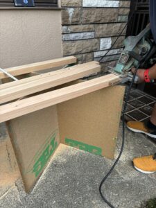 専用の工具を使ってレールの溝を加工します。