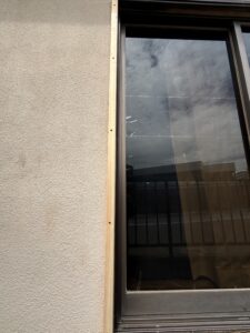 落下しないようにしっかりと躯体にビスで固定します。