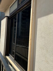 溝を工具で加工したら2ヶ所の木枠を組みます。