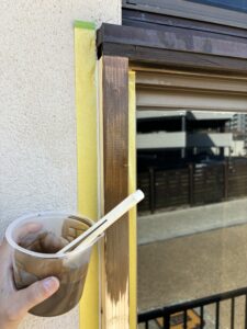 新しく組んだレール部分を塗装していきます。