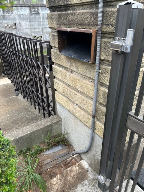 見栄え的にご不満があったブロックを撤去しました。<br />
スッキリとしてご満足いただきました。