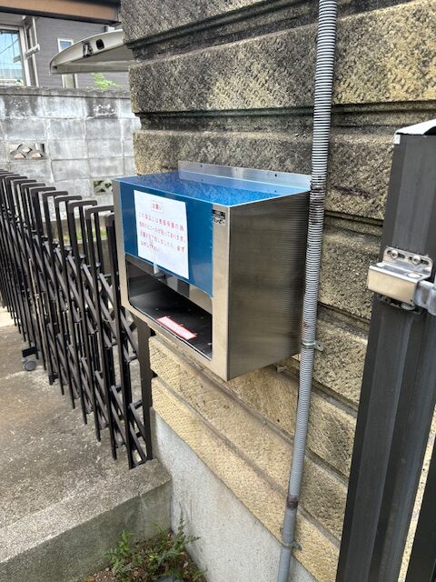 表側の開口部に合わせて新しい郵便受けを仮設置します。<br />
予め現地調査で寸法を測っていたのでサイズはピッタリです。