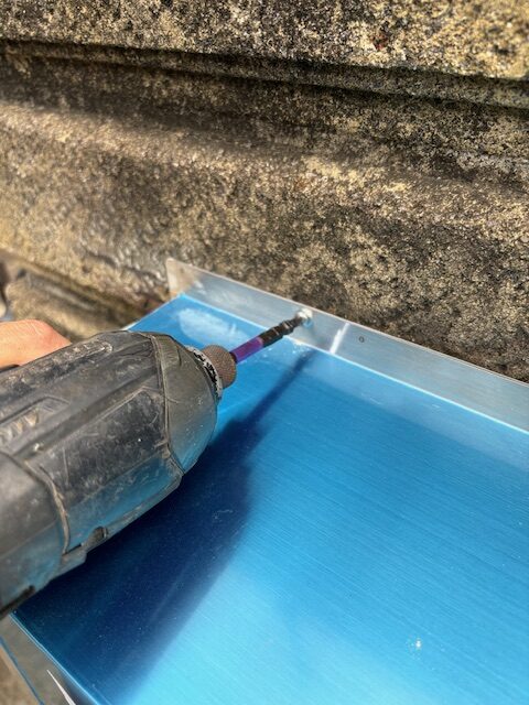 郵便物の重みで郵便受けが落ちないようにビスで固定します。