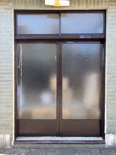 水戸市上水戸　長年の放置で劣化してしまった木製の扉の塗装をします