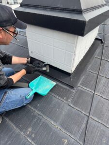 既設の外壁材を剥がしていきます