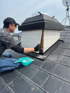 1面ずつサイディングを慎重に剥がしていきます