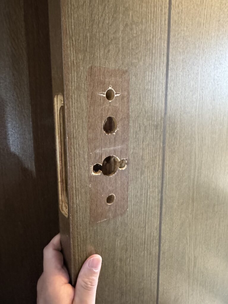 既存のレバーハンドルを外すとこのように穴が開いています。