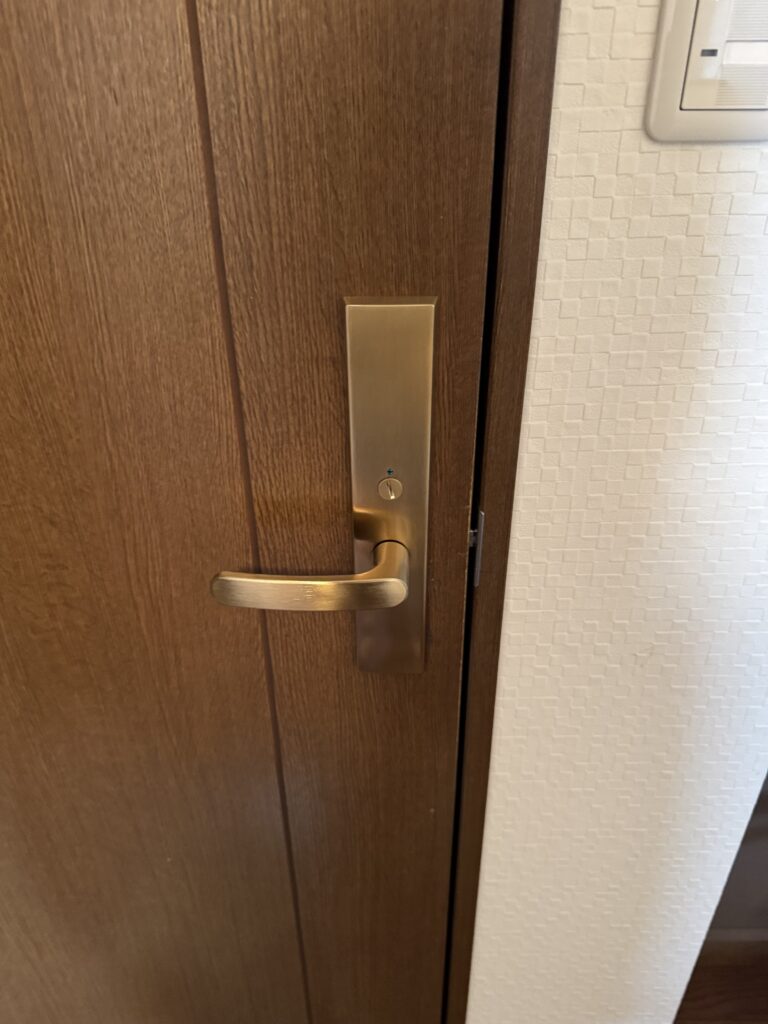 水戸市平須町で老朽化により閉まらなくなったレバーハンドルを交換しました