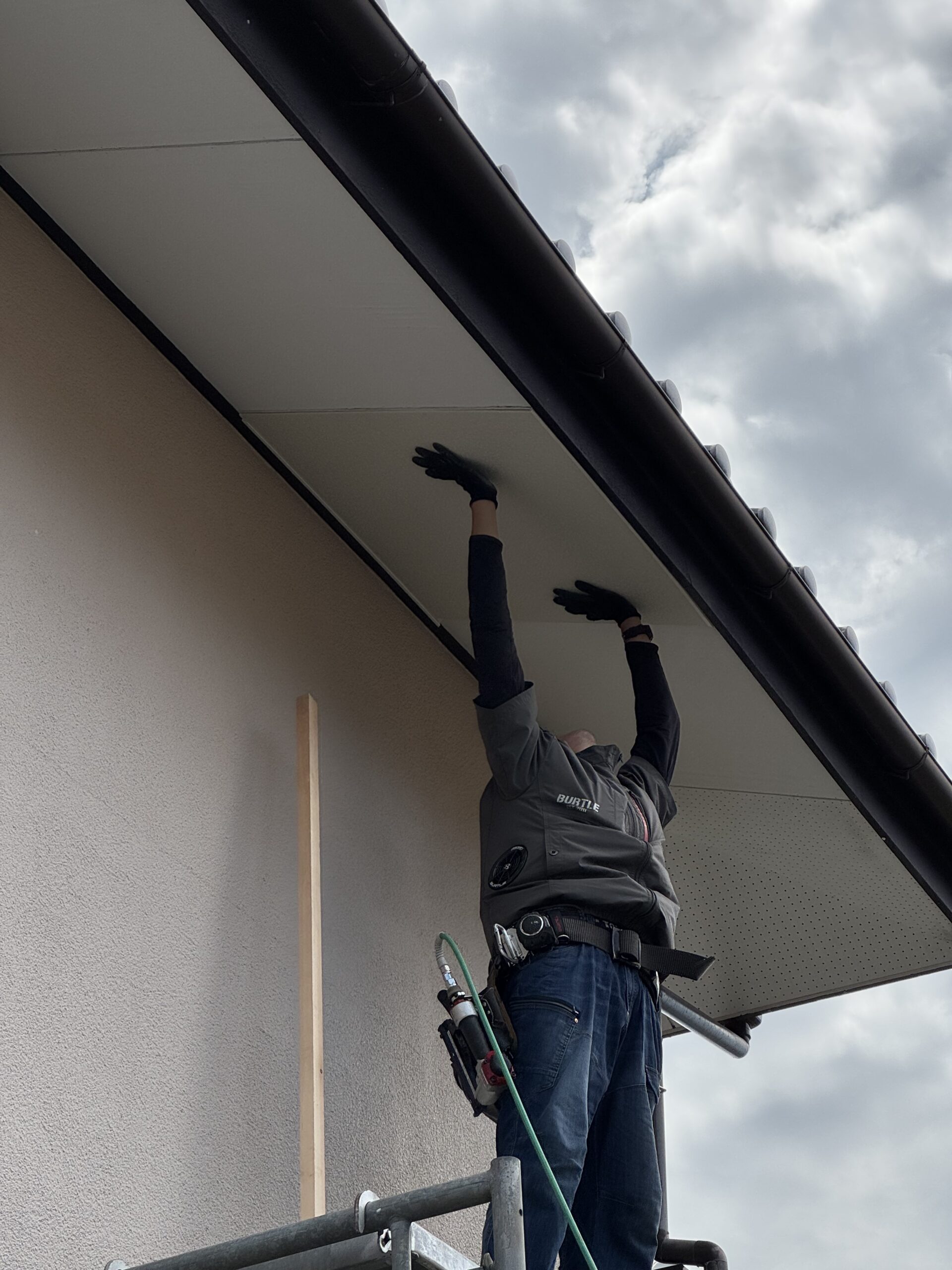 水戸市河和田町で一部分の軒天の増し張り　簡易足場で施工費削減