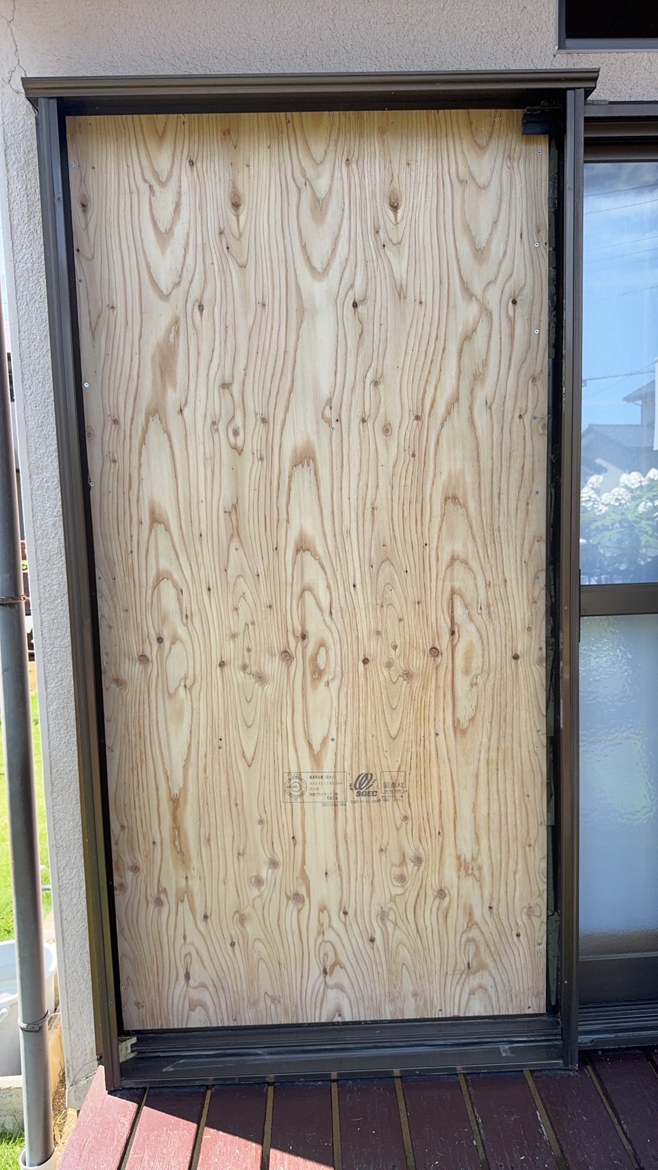 水戸市河和田町で雨漏りでボロボロの戸袋裏板の張替・濡れ縁解体