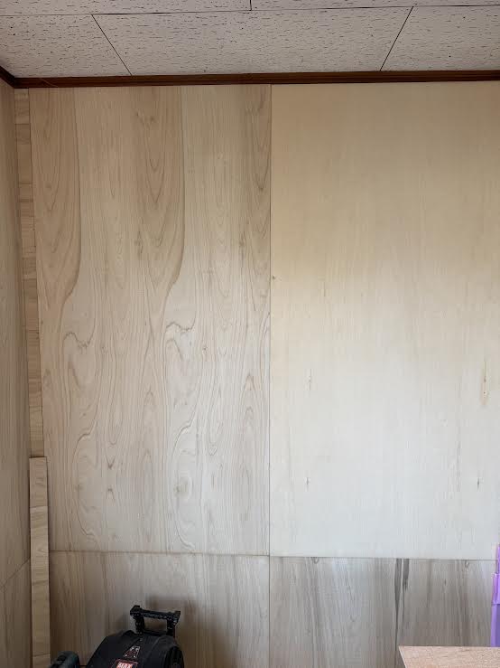 そのあと、壁にべニア板を上から張っていき、クロスの下地を作っていきます。