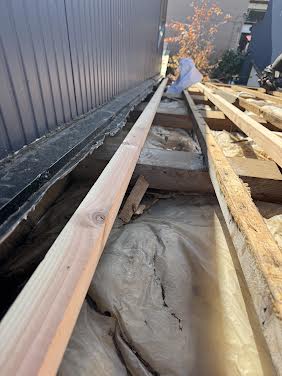 まずは、屋根を剥がし補強していきます。