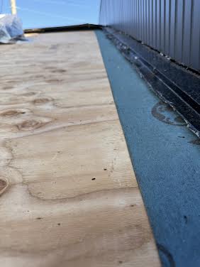 補強後に、新しくべニアを張り防水シートを張っていきます。