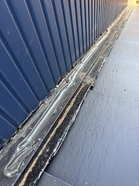 縁周りも傷んでおりますので、こちらもしっかりと板金施工いたします。