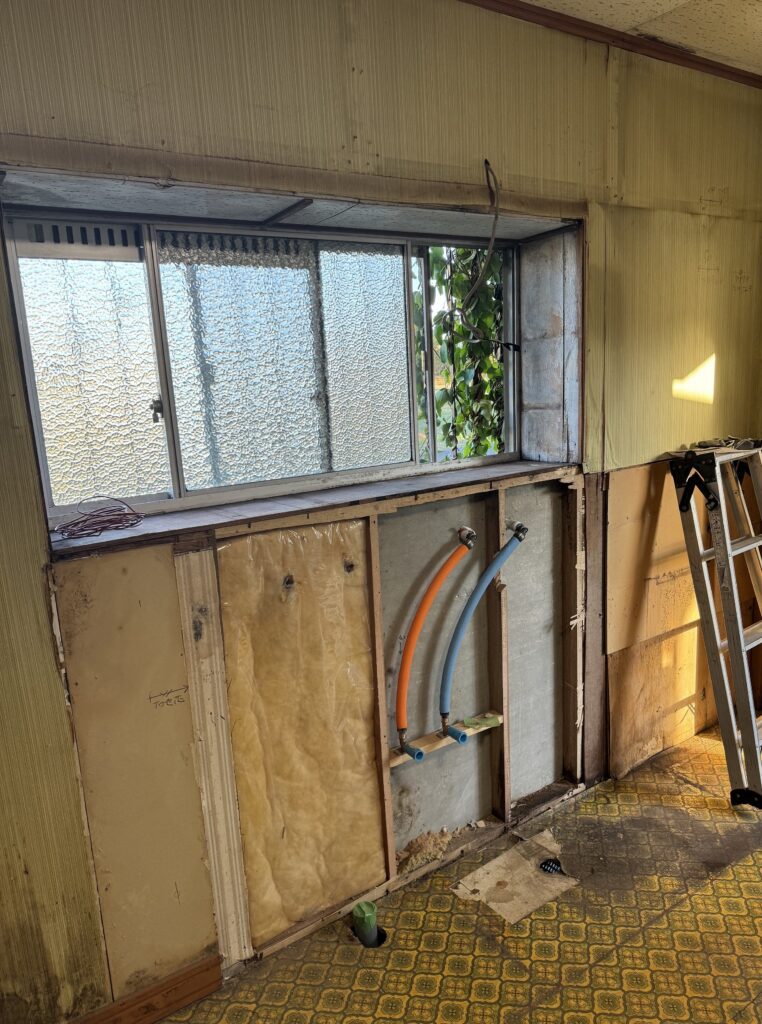 まずは、キッチンを解体して、給水<br />
給湯・排水工事をしていきます。