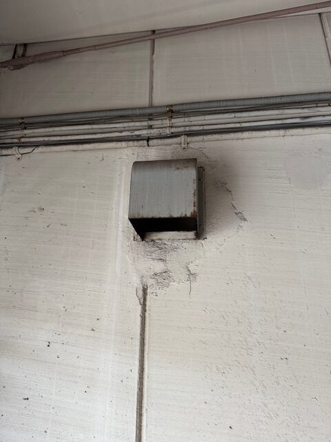 換気方法が異なるので外部のウェザーカバーも併せて交換が必要です。