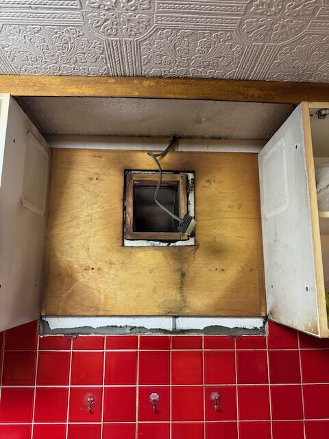 既存のレンジフードを取り外しました。