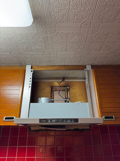 木材のままむき出しにしておくわけにはいかないのでアルミ板を貼り付けます。