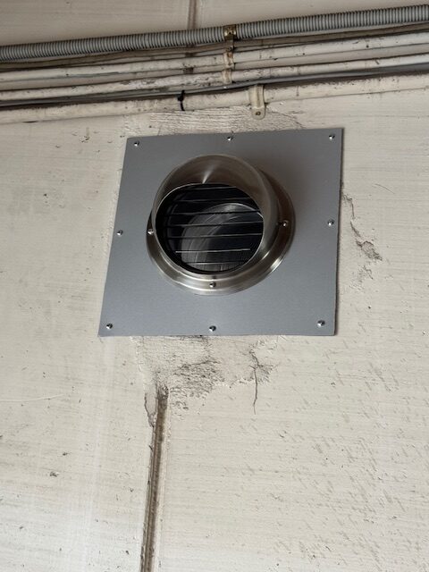 外部のウェザーカバーを丸ガラリに交換して、レンジフード→ダクト→ガラリとつないで換気させます。