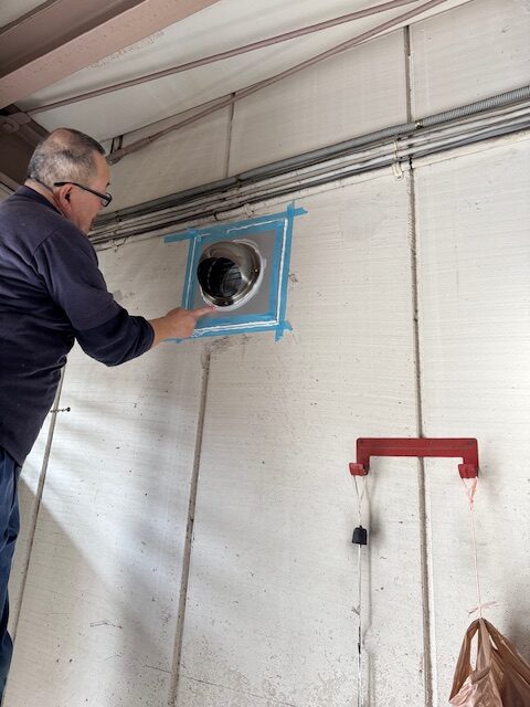 外部のため、コーキングを使用して雨が入らないように処理します。