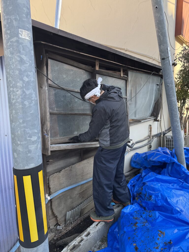 既存の窓や窓枠を解体していきます。