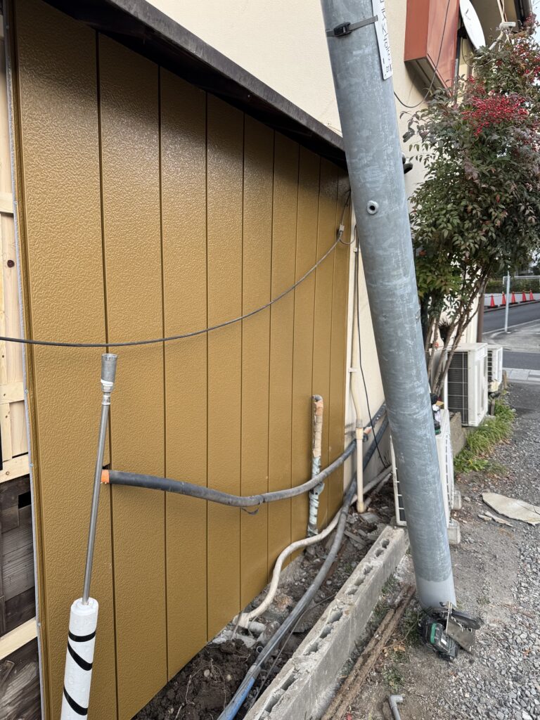 既存の高さに合わせて外壁をカットして張り合わせていきます。