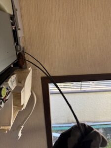 エアコンの配管用の穴に光回線のケーブルが通っています