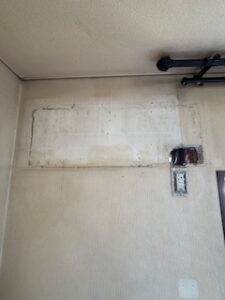 エアコンの内機を取り外して、電線や筋交い、柱など干渉するものがないか確認をしてケーブルを通すための穴を開けます