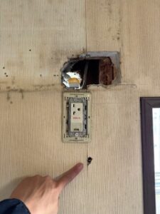 ケーブルを通すための穴を開けました