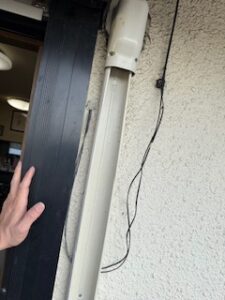 穴を貫通させたらケーブルを宅内に引き込みます