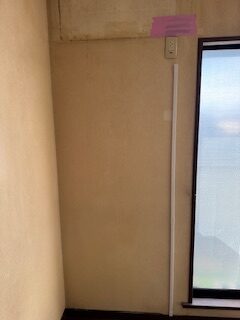 水戸市渡里町　光回線ケーブルをエアコンの配管用穴から壁貫通に切替