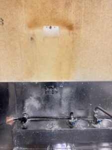 既存の湯沸器を取り外しました